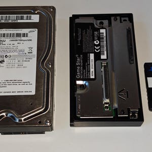 Peut inclure: Image d'un disque dur Samsung HE103UJ, d'un adaptateur réseau Game Star et d'une carte mémoire noire avec l'inscription "FMCB". Le disque dur est argenté avec une étiquette blanche. La carte mémoire est noire avec du texte blanc.