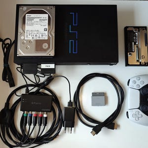 Może przedstawiać: Zestaw trzech ceramicznych kubków z nakrapianym, matowym wykończeniem. Kubki są w odcieniach kremu, jasnoszarym i ciemnoszarym. Każdy kubek ma prosty, minimalistyczny design i zaokrąglony uchwyt.