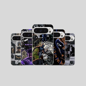 Könnte beinhalten: Fünf Handyhüllen mit Collagen von Black Panther-Bildern. Die Designs zeigen Action-Szenen und Comic-Grafiken in Schwarz, Lila und Weiß. Die Hüllen sind für ein bestimmtes Telefonmodell konzipiert, mit sichtbaren Kameraausschnitten.