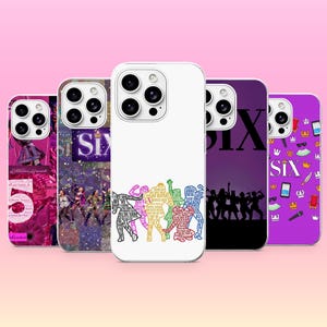 Könnte beinhalten: Fünf Smartphone-Hüllen mit Designs, die vom Musical Six inspiriert sind. Die Hüllen zeigen verschiedene Grafiken, darunter Silhouetten von Darstellern, das Wort SIX, Kronen und mit Text gefüllte Figuren auf rosa, violetten und weißen Hintergründen.