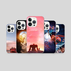 Può includere: Una collezione di cinque custodie per telefoni con design a tema cinematografico. Le custodie presentano varie scene con personaggi e sfondi vivaci, tra cui un cielo rosa e un paesaggio urbano.