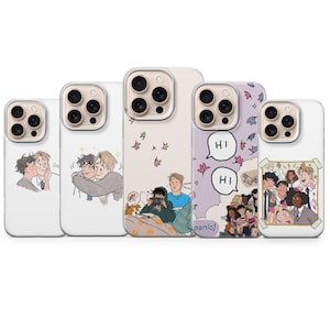 Puede incluir: Una colección de cinco fundas para teléfono con varias ilustraciones de dibujos animados. Las fundas presentan imágenes de figuras abrazándose, un grupo de personas y bocadillos de texto con "HI" en su interior. Las fundas tienen un borde transparente.