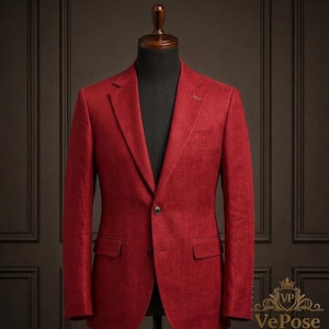 Könnte beinhalten: Ein roter Blazer auf einer Schaufensterpuppe. Der Blazer hat einen Zwei-Knopf-Verschluss, ein fallendes Revers und zwei Vordertaschen. Der Stoff hat ein strukturiertes Aussehen. Der Hintergrund ist eine dunkelbraune Wand. Das Logo "VePose Custom Tailoring" ist sichtbar.