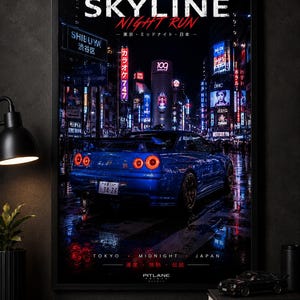 Puede incluir: Un póster enmarcado que muestra un coche deportivo azul de noche en una ciudad con letreros de neón. El texto dice SKYLINE NIGHT RUN, Tokyo Midnight Japan y Pitlane Prints. La escena muestra una calle mojada que refleja luces brillantes.