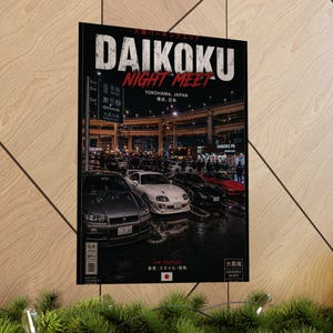 Puede incluir: Un póster que presenta una escena nocturna en Daikoku PA en Yokohama, Japón, con el texto "DAIKOKU NIGHT MEET". La imagen muestra coches aparcados bajo farolas, con texto japonés y un círculo rojo.