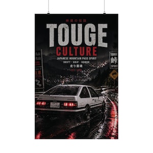 Puede incluir: Póster de un coche deportivo blanco conduciendo por una carretera mojada de noche. El póster tiene las palabras "TOUGE CULTURE" en letras grandes y en negrita, con texto japonés y otras frases como "DRIFT" y "HONOR".