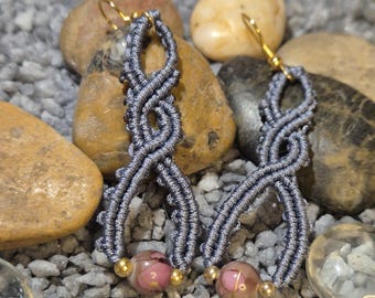 Pendientes Ananke de macramé azul acero – Talismán del nudo eterno