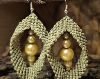 Pendientes de macramé dorados Driade. Colgantes estilo boho-chic hechos a mano. Joyería artesanal.