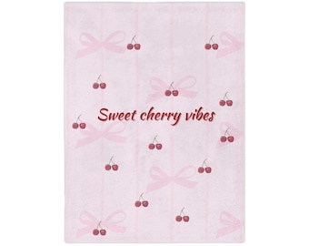 Filt med söta körsbärsvibbar | Rosa sammetsfilt med körsbärsmönster