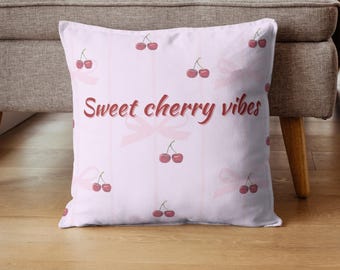 Kudde med söta körsbärsvibbar | Fyrkantig prydnadskudde med rosa mönster