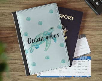 Ocean Vibes Passfodral med havssköldpadda | Aquafärgad prickig resefodral