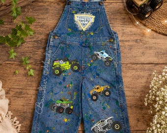 Salopette/Bavaglini in denim con monster truck per bambini