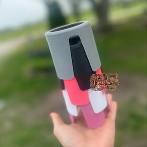 Puede incluir: Una pila de fundas de tel&eacute;fono coloridas en tonos grises, negros, rosas, blancos y magenta. Las fundas se sostienen en una mano, con el logotipo "Boushier Made" visible. Las fundas parecen ser de pl&aacute;stico.
