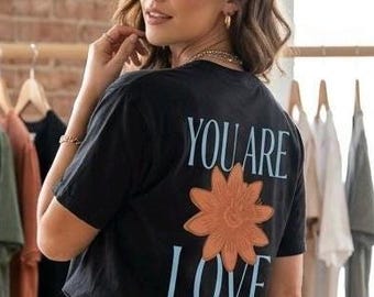 Du är kärlek-tröja, minimalistisk blommig grafisk t-shirt, gåva för självkärleksmedvetenhet