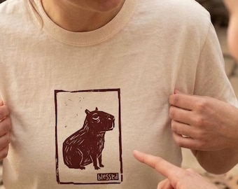Kapybara-t-shirt | Lugn mindfulness-tröja | Minimalistisk linoleumsnittdesign | Gåva för djurälskare