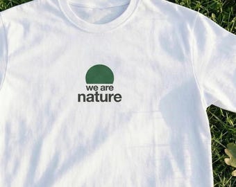 We Are Nature T-shirt | Minimalistisk hållbarhetströja | Miljömedveten grafisk t-shirt | Jordens dag-present