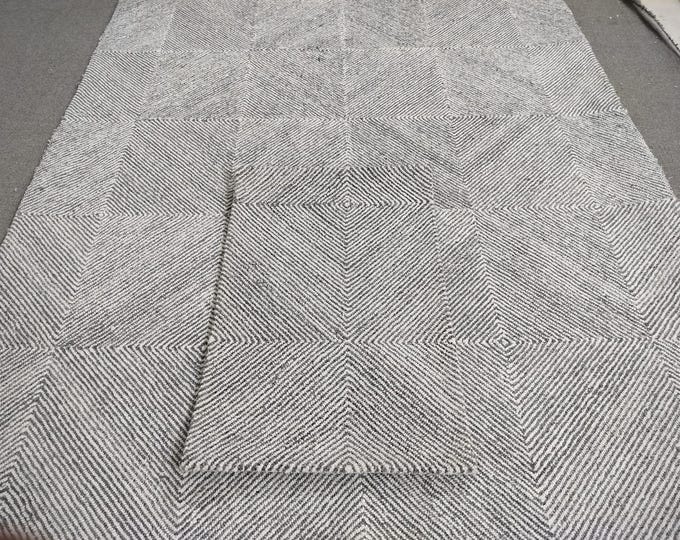 Hand-Tufted Wool Diamond Rug – Modern Geometric Area Carpet for Living Room, Bedroom
