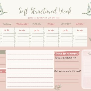 Könnte beinhalten: Ein weicher, rosa Wochenplaner mit floralen Akzenten und dem Text "Soft Structured Week". Der Planer enthält Abschnitte für To-Do-Listen, Einkäufe, Hausarbeiten, einen Gewohnheitstracker und Reflexionsaufforderungen. Das Design zeigt Illustrationen im Aquarellstil.