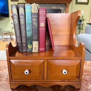 Estantería de madera vintage con dos cajones, para colocar sobre una mesa o en la pared, con tiradores de porcelana.