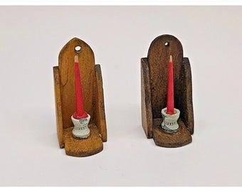 Par de apliques de pared de madera vintage para casa de muñecas, color rojo, con candelabros.