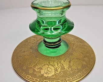 Kerzenständer aus Uranglas, grün und goldvergoldet, mit aufwendigem Blumenmuster