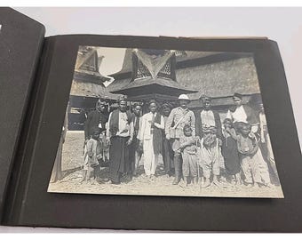 Album di ritagli del 1916 con 39 fotografie di viaggi in Indonesia, tribù Batak, raro, etichettato.