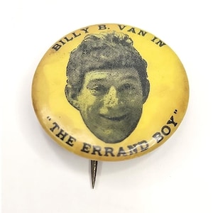 Puede incluir: Un botón amarillo vintage con el texto "BILLY B. VAN IN" y "THE ERRAND BOY" que rodea un retrato en blanco y negro de un hombre. El botón tiene un alfiler en la parte posterior.