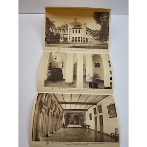 Op de afbeelding: Een vintage sepia-kleurige drievoudige ansichtkaart met architecturale afbeeldingen. Het bovenste paneel toont een groot gebouw met zuilen en een pannendak. Het middelste paneel toont een trap en zuilen. Tekst is zichtbaar.