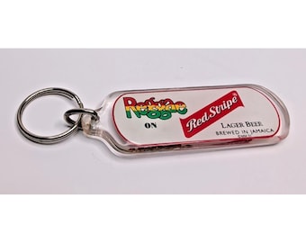 Llavero acrílico vintage con diseño de reggae y cerveza Red Stripe Lager elaborada en Jamaica.
