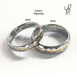 Puede incluir: Dos anillos de boda plateados con detalles dorados. Uno mide 4 mm de ancho y tiene un pequeño diamante. El otro mide 6 mm. Ambos están grabados con "Mr & Mrs". La imagen también incluye el texto "Custom Engraving".