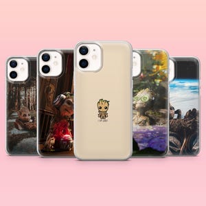 Puede incluir: Una colección de cinco fundas para teléfono con varios diseños del personaje Groot. Las fundas muestran diferentes escenas y estilos, incluyendo un entorno forestal, un personaje con auriculares y un Groot con rodajas de pepino en los ojos. La funda central tiene un gráfico de Groot con el texto "I AM GROOT."