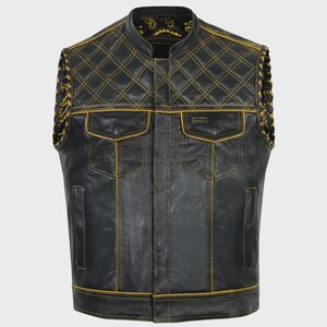 Könnte beinhalten: Schwarze Lederweste mit gelben Nähten. Merkmale sind ein Steppmuster auf den Schultern, zwei Vordertaschen und ein Stehkragen. Die Weste hat einen klassischen Biker-Stil.
