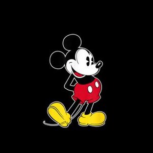 Könnte beinhalten: Eine Cartoon-Illustration von Mickey Mouse auf schwarzem Hintergrund. Mickey Mouse ist in seiner klassischen Kleidung dargestellt: rote Shorts, gelbe Schuhe, weiße Handschuhe und ein weißes Gesicht mit schwarzen Ohren. Er lächelt und hat die Hände in den Hüften.