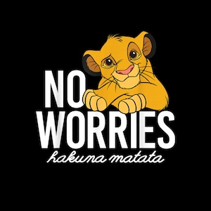 Peut inclure: Illustration d'un lionceau de dessin animé avec les mots "NO WORRIES" en grandes lettres blanches au-dessus de la phrase "hakuna matata" en écriture cursive, sur fond noir.