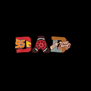 Peut inclure: Conception graphique sur fond noir épelant "DAD" avec des éléments du film Cars. Le "D" est rouge avec le numéro "95" et un éclair. Le "A" a une roue rouge. Le "D" a un graphique Tow Mater.