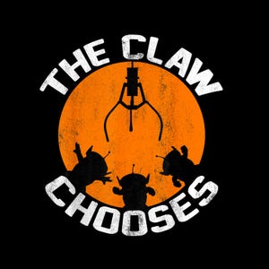 Peut inclure: Un motif graphique présentant un grand cercle orange sur fond noir. À l'intérieur du cercle, une silhouette noire de pince mécanique est suspendue au-dessus de trois petites silhouettes d'extraterrestres. Le texte blanc indique THE CLAW CHOOSES.
