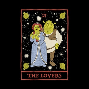 Op de afbeelding: Een tarotkaartontwerp met Shrek en Fiona. De afbeelding toont de personages in een romantische omhelzing tegen een sterrenachtergrond. De kaart is rood omlijst met de tekst "THE LOVERS" onderaan.