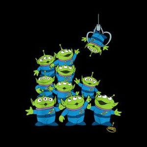 Puede incluir: Un gráfico con los icónicos extraterrestres verdes de la película Toy Story. Los extraterrestres, con sus tres ojos y uniformes azules, se muestran en una disposición juguetona, con uno siendo levantado por una garra. El fondo es negro liso.