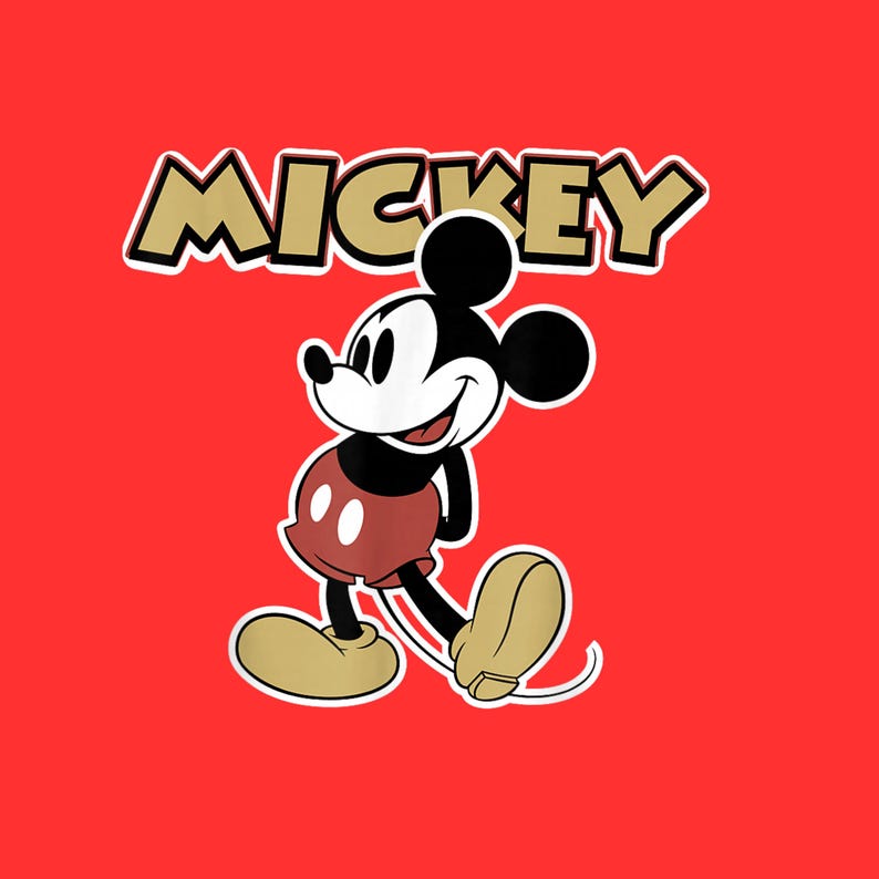 Puede incluir: Una ilustraci&oacute;n gr&aacute;fica de Mickey Mouse sobre un fondo rojo s&oacute;lido. El personaje aparece en negro, blanco y con pantalones cortos rojos y zapatos de color beige. Sobre el personaje, la palabra MICKEY est&aacute; escrita en letras grandes beige.