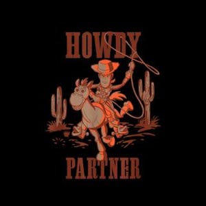 Pu&ograve; includere: Illustrazione grafica su sfondo nero raffigurante un cowboy a cavallo, con la scritta "HOWDY PARTNER" in un font in stile western. Il cowboy indossa un cappello e tiene un lazo, con cactus sullo sfondo.
