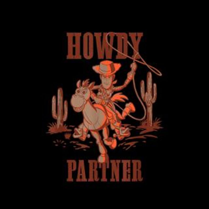 Pu&ograve; includere: Illustrazione grafica su sfondo nero raffigurante un cowboy a cavallo, con la scritta "HOWDY PARTNER" in un font in stile western. Il cowboy indossa un cappello e tiene un lazo, con cactus sullo sfondo.