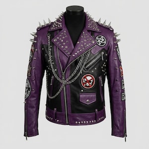Schwarz-lila Lederjacke mit Nieten - Punk Rock Biker Moto Jacke mit Spikes, Ketten und Aufnähern, Gothic Streetwear Oberbekleidung