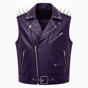 Op de afbeelding: Een mouwloos paars leren jack met zilveren metalen spikes en studs. De jas heeft een reverskraag, een asymmetrische ritssluiting en een riem met een gesp. Er zijn twee zakken met rits en een klein zakje aan de voorkant.