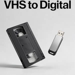 Puede incluir: Una cinta VHS negra y una unidad USB plateada se muestran sobre un fondo blanco. También se ve el texto "VHS to Digital" y "Conserva tus recuerdos".