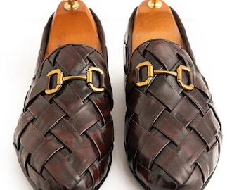 Mocassini da uomo in pelle marrone intrecciata, realizzati a mano con fibbia dorata / Scarpe eleganti di lusso senza lacci