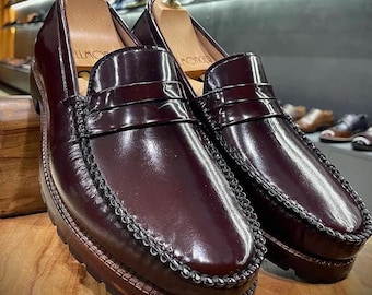 Herrloafers med vinröda glansiga mockatå och penny lug-sula, beefroll, klassisk slits, grov sula