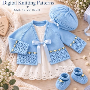 Puede incluir: Un conjunto de punto azul claro que incluye cárdigan, boina y patucos con pequeños detalles florales y un lazo de satén, junto a un vestido blanco con ojales. El texto dice Digital Knitting Patterns SIZE 12-20 INCH y Knit Create Love.
