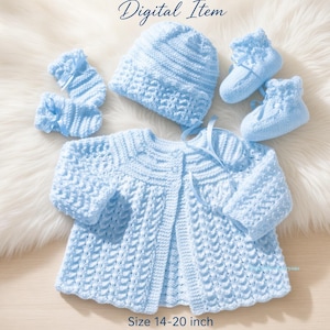 Könnte beinhalten: Ein hellblaues gestricktes Baby-Set bestehend aus einer langärmeligen Strickjacke, einer Mütze und einem Paar Babyschuhen. Der Text Knitting Patterns Digital Item und Size 14-20 inch sind sichtbar. Die Teile zeigen ein strukturiertes Strickmuster.