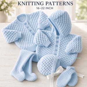 Puede incluir: Conjunto de ropa de punto para bebé en color azul claro que incluye un cárdigan abotonado, una chaqueta con capucha, leggings, un gorro con cinta blanca y manoplas. Texto: DIGITAL ITEM KNITTING PATTERNS 16-22 INCH. Patrón texturizado.