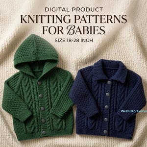 Puede incluir: Patrones de tejido digitales para bebés talla 46-71 cm. Dos cárdigans de punto trenzado, uno verde bosque con capucha y otro azul marino con cuello, ambos con botones frontales y mangas largas. El texto dice WeKnitForEveryone.